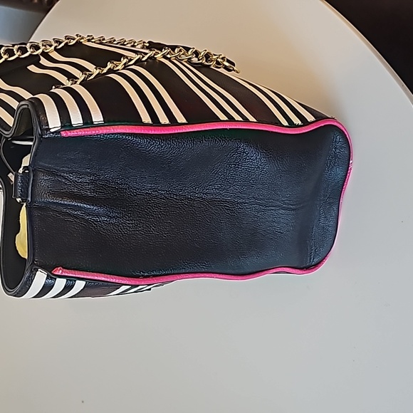 Betsey Johnson White Black Striped Lipstick Applique Hand Bag PurseChain Straps - Picture 5 of 16